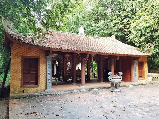 Nhồi Hoa công chúa được thờ tại đền Thượng Thái Sơn. Đền nằm trên đỉnh đồi thuộc địa bàn thôn Thái Sơn, xã Sơn Lai, huyện Nho Quan, giữa không gian làng quê yên bình với núi đồi: Phía Tây là lăng mộ công chúa, phía Nam là núi Hóe Vụng, phía Đông là núi Mỏ Phượng, phía Bắc là núi Chon Gà.