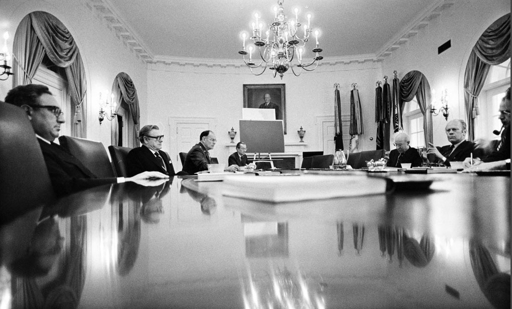 Ngày 24/4/1975, Bộ trưởng Quốc phòng Mỹ Jim Schlesinger cho hay khoảng 1.700 người Mỹ ở Sài Gòn. Tổng thống G. Ford nói muốn rút xuống còn 1.090 người vào hôm sau. Ngày 28/4/1975, trong phiên họp Hội đồng An ninh Quốc gia, tổng thống quyết định di tản những người còn lại bằng không vận.