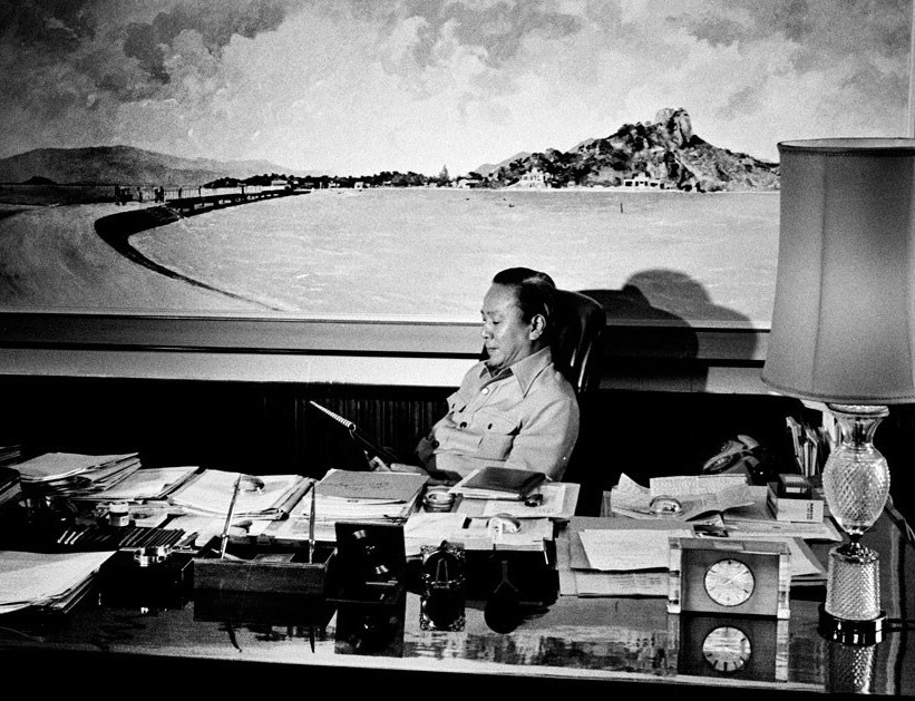 Nguyễn Văn Thiệu tại văn phòng của ông ta trong Dinh Tổng thống ở Sài Gòn, ngày 3/4/1975. Khi chụp bức ảnh này, David Hume Kennerly đã tự hỏi, không biết ông ta sẽ còn ngồi trên chiếc ghế đó bao lâu nữa.