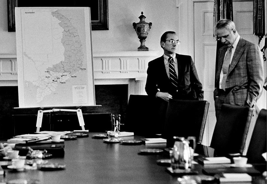Ngày 9/4/1975, Quân giải phóng đã tiến sát Sài Gòn hơn. Giám đốc CIA William Colby và Bộ trưởng Quốc phòng Jim Schlesinger đều có vẻ buồn bã trước buổi họp của Hội đồng An ninh Quốc gia về Đông Dương.