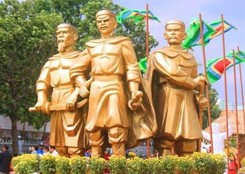 Thái Đức hoàng đế Nguyễn Nhạc ở ngôi được 10 năm (1778-1788), sau đó tự hạ xuống xưng là Tây Sơn vương được 5 năm (1788-1793) thì ốm chết.