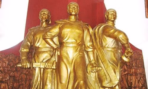 Thái Đức Hoàng đế Nguyễn Nhạc là anh trai của Quang Trung - Nguyễn Huệ và Đông Định vương Nguyễn Lữ. Tổ tiên ông vốn người Nghệ An, sau này mới chuyển vào vùng đất Bình Định sinh sống.