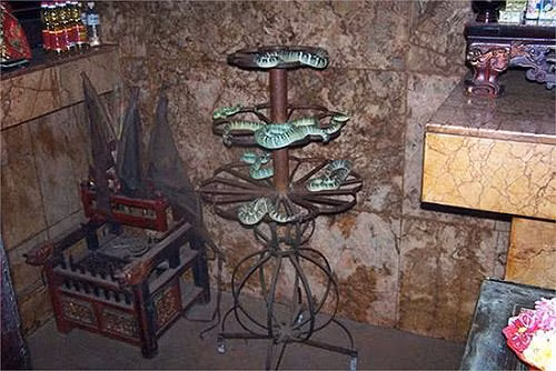 Theo các nhà nghiên cứu, rắn Viper thích ăn trứng gà. Đây cũng là thứ được dâng cúng nhiều trong đền. Khi màn đêm buông xuống, rắn bò khắp đền kiếm đồ ăn.