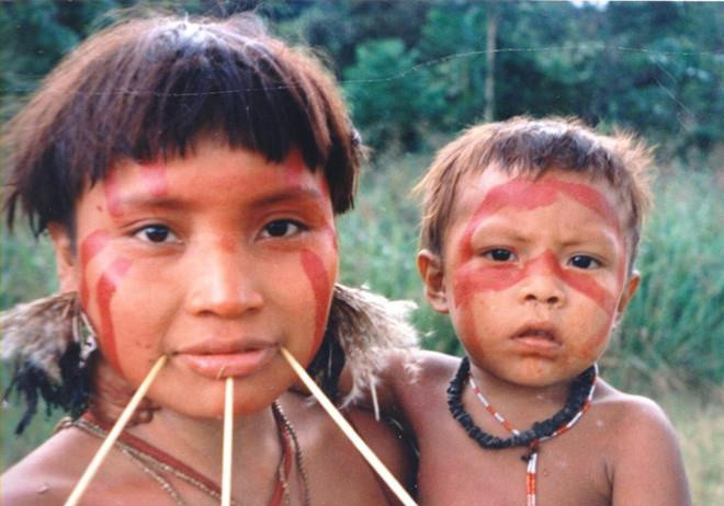 Người Yanomami có truyền thống làm đẹp kỳ dị trong những dịp lễ quan trọng. Ngoài việc trang trí bằng hình vẽ kỳ dị màu đen đỏ, họ còn dùng đũa tre hay que tre xiên qua mũi, cằm hoặc má.