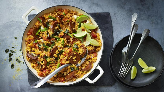 Cơm Paella cũng là một trong những món ăn không thể thiếu tại Tây Ban Nha, có nguồn gốc từ Valencia. Sau khi dùng gạo trắng nấu thành cơm, người ta hòa quyện với rau xanh, đậu, hải sản, thịt để được món cơm Paella… Tùy theo khẩu vị của từng người, nguyên liệu có thể thêm bớt.
