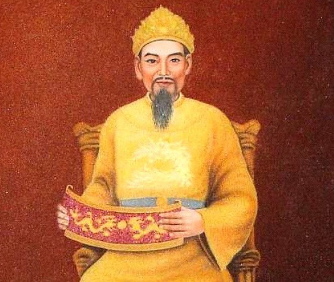 Sau khi lên ngôi, Hồ Quý Ly cho xây dựng kinh đô mới ở Vĩnh Lộc (Thanh Hoá) đổi tên nước thành Đại Ngu và tập trung xây dựng quân đội. Hồ Quý Ly đổi quốc hiệu nước ta từ Đại Việt sang Đại Ngu, với mong muốn xây dựng một quốc gia phồn thịnh. Đại Ngu theo tiếng Hán còn có nghĩa “Sự yên vui, hoà bình”.