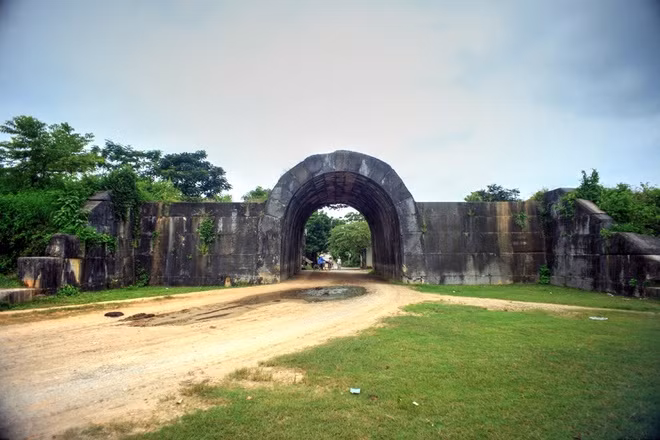 Theo sách “Việt Nam sử lược”, nhà Hồ trị vì từ năm 1400-1407, trải qua 2 đời vua gồm Hồ Quý Ly và Hồ Hán Thương. Sau khi kháng chiến thất bại, cha con Hồ Quý Ly bị bắt.