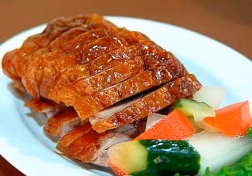 Một trong những món ẩm thực nổi tiếng của người dân Lạng Sơn là khâu nhục. Đây là món ẩm thực đặc sản của đồng bào dân dân tộc Tày, Nùng ở Lạng Sơn. Khâu nhục gồm thịt ba chỉ thớ dày ướp cùng các loại gia vị, khi hấp cho thêm khoai lang, lá tàu soi. Khâu nhục ăn kèm xôi, cơm hay bánh mì đều ngon. 