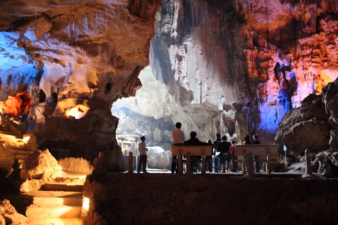 Theo "Danh thắng Việt Nam", Tam Thanh là tên ngôi chùa nổi tiếng của tỉnh Lạng Sơn, đã đi vào dân ca: Đồng Đăng có phố Kỳ Lừa / Có nàng Tô Thị có chùa Tam Thanh / Ai lên xứ Lạng cùng anh / Bõ công bác mẹ sinh thành ra em.