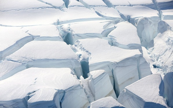 Với diện tích khoảng 14 triệu km2, Nam Cực là châu lục có diện tích tự nhiên xếp thứ 3 thế giới (sau châu Á, châu Phi, châu Mỹ), lớn hơn châu Âu và châu Đại Dương.