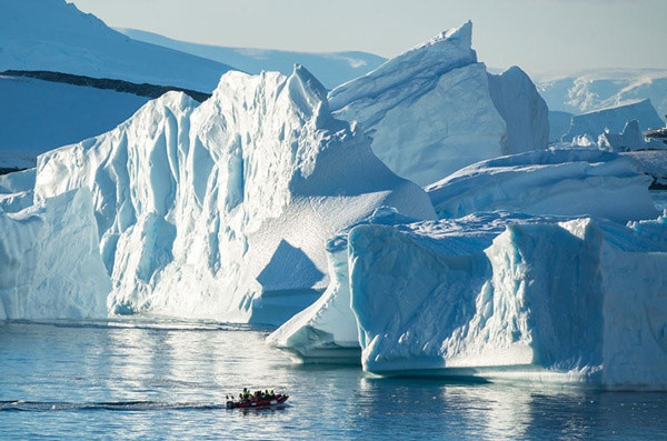 Nơi lạnh nhất trên bề mặt Trái Đất được các nhà khoa học ghi nhận ở cao nguyên phía Đông châu Nam Cực. Vào năm 2016, Trung tâm Dữ liệu Băng tuyết Quốc gia Mỹ (NSIDC) đã xác định nhiệt độ thấp nhất ở cao nguyên phía Đông của Nam Cực là âm 98 độ C. Đây chính là nơi giữ kỷ lục về nhiệt độ thấp nhất trên bề mặt Trái Đất.