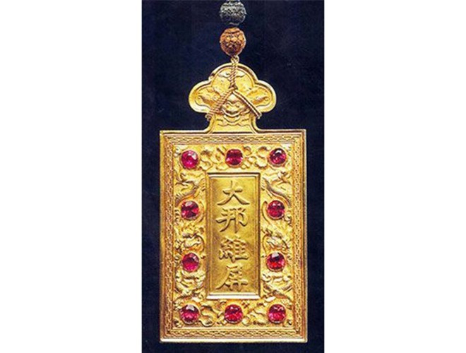 Kim bài khắc dòng chữ Hán “Đông cung hoàng thái tử” của hoàng thái tử Vĩnh Thụy. Ảnh: André Hüsken.