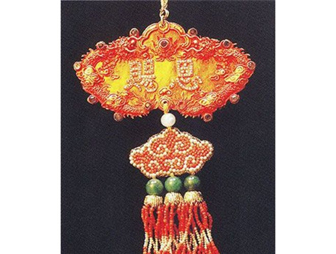 Kim khánh khắc dòng chữ Hán: “Báo nghĩa thù huân”, triều Khải Định.