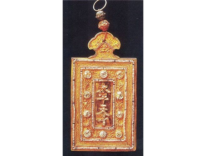 Hiện tại, có rất nhiều cá nhân là người nước ngoài, hoặc Việt kiều đang sở hữu nhiều kim bài, kim khánh, kim bội, ngọc khánh của vương triều Nguyễn. Trong đó 2 bộ sưu tập đáng giá nhất đang được lưu giữ và trưng bày là sưu tập của ông Andrè Hüsken ở Hamburg (Đức) và của ông Antonio Benedetto Spada, cựu đại sứ Ý tại Pháp, hiện đang trưng bày tại Bảo tàng Légion d’Honneur ở Paris. Trong ảnh là, Kim bài khắc dòng chữ Hán “Thái bình thiên tử” của vua Khải Định. Ảnh: André Hüsken