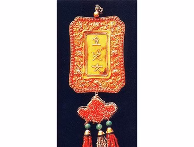 Kim bội khắc ba chữ Hán “Hoàng thứ nữ”.