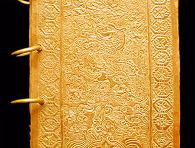 Sách phong này là sách phong duy nhất làm bằng bạc mạ vàng vẫn còn tồn tại. Ảnh: Philippe Truong.