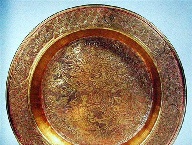 Chậu quán tẩy bằng vàng: Chiếc chậu này được trưng bày trong cuộc triển lãm của nhà buôn bán đồ cổ Roger Keverne (London, Anh) vào cuối năm 2008. Đây là chậu dùng để cho vua rửa tay trước khi cử hành những đại lễ trong tông miếu triều Nguyễn. Ảnh: Philippe Truong