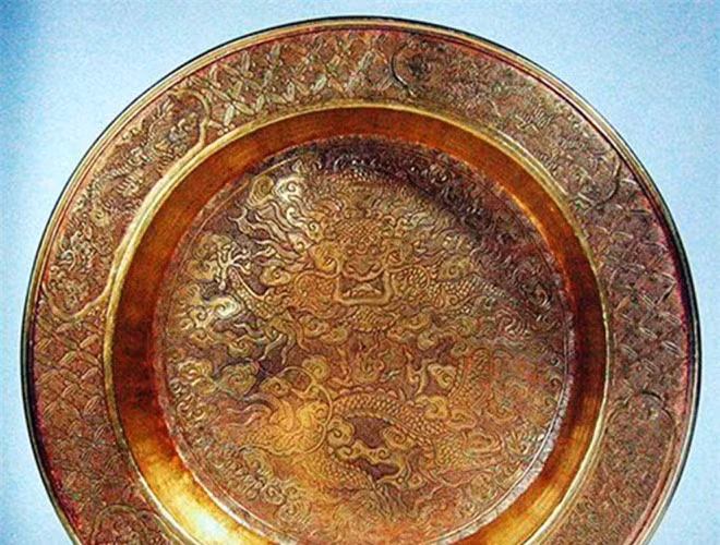 Chậu quán tẩy bằng vàng: Chiếc chậu này được trưng bày trong cuộc triển lãm của nhà buôn bán đồ cổ Roger Keverne (London, Anh) vào cuối năm 2008. Đây là chậu dùng để cho vua rửa tay trước khi cử hành những đại lễ trong tông miếu triều Nguyễn. Ảnh: Philippe Truong