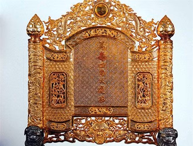Trấn phong bằng vàng đời Khải Định: Đây là cổ vật thuộc sưu tập của hoàng thái tử Bảo Long (con trai vua Bảo Đại), được đưa ra bán đấu giá ở London vào năm 2008. Ảnh: Philippe Truong