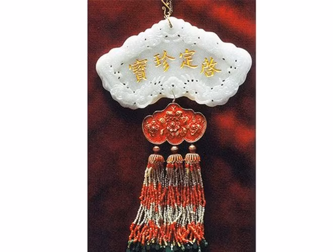 Ngọc bội khắc dòng chữ Hán “Khải Định trân bửu”. Ảnh: André Hüsken.