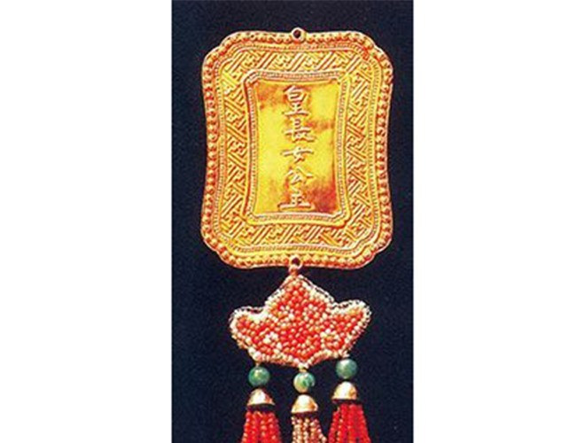 Kim bội khắc dòng chữ Hán “Hoàng trưởng nữ công chúa”.