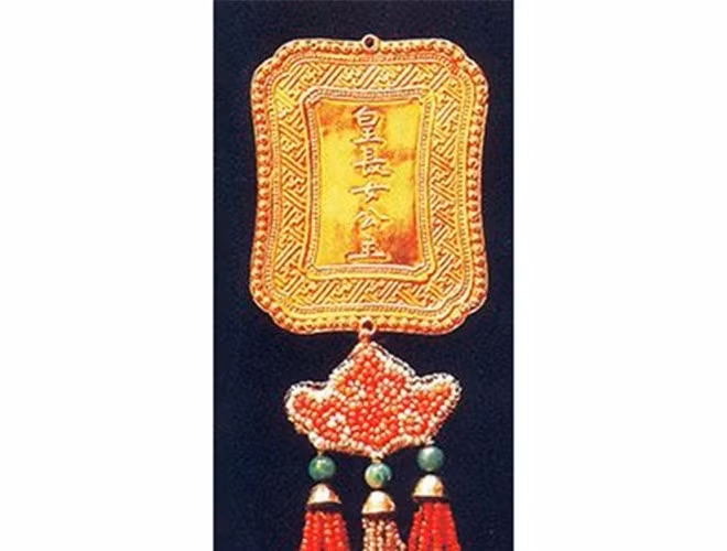 Kim bội khắc dòng chữ Hán “Hoàng trưởng nữ công chúa”.