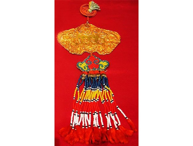 Kim khánh khắc dòng chữ Hán “Khải Định ân tặng” (Ảnh: Philippe Truong)