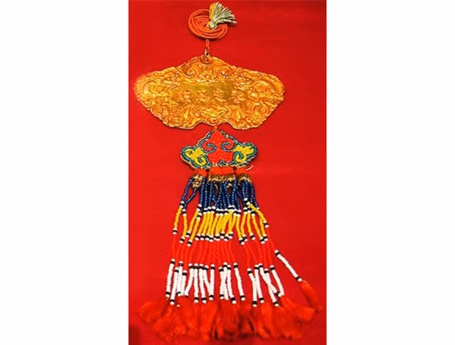 Kim khánh khắc dòng chữ Hán “Khải Định ân tặng” (Ảnh: Philippe Truong)