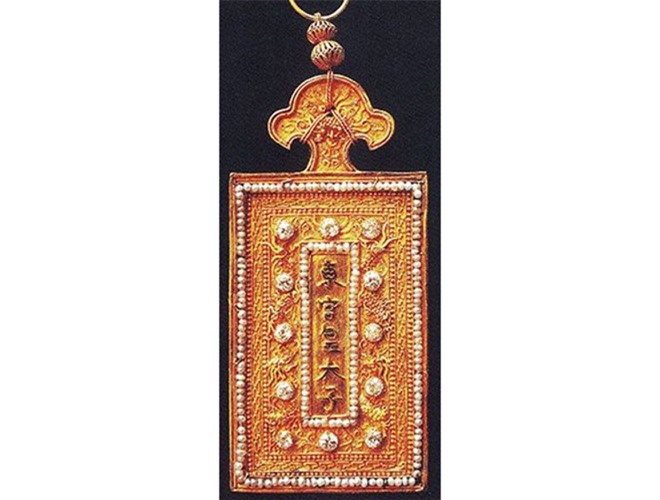 Kim khánh khắc hai chữ Hán “Ân tứ”, triều Đồng Khánh. Ảnh: André Hüsken.