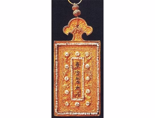 Kim khánh khắc hai chữ Hán “Ân tứ”, triều Đồng Khánh. Ảnh: André Hüsken.