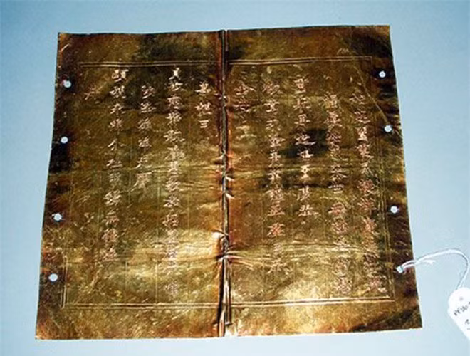 Sách phong bằng vàng đời Gia Long: Sách phong này thuộc bộ sưu tập của ông Ralph Marty ở Anh, được hãng Sotheby’s ở Paris (Pháp) đấu giá vào ngày 16/12/2010.