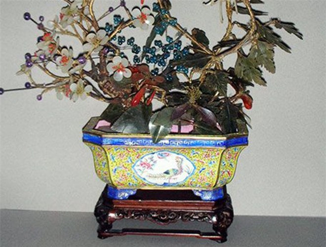 Cành vàng lá ngọc chưng trong chậu pháp lam: Bộ cành vàng lá ngọc này được một nhà sưu tầm cổ vật ở Hoa Kỳ rao bán với giá 30.000 USD. Ảnh: Philippe Truong.