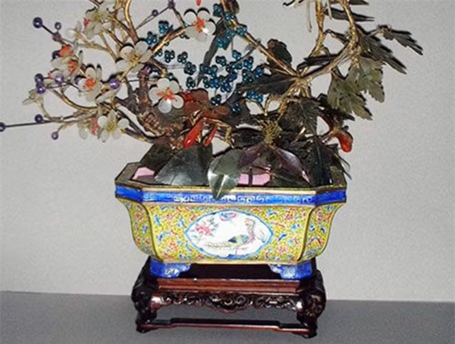 Cành vàng lá ngọc chưng trong chậu pháp lam: Bộ cành vàng lá ngọc này được một nhà sưu tầm cổ vật ở Hoa Kỳ rao bán với giá 30.000 USD. Ảnh: Philippe Truong.