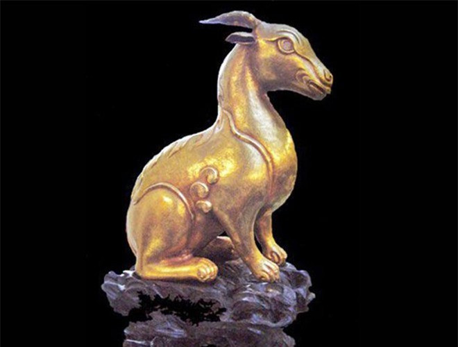 Tượng con giải trãi bằng vàng đời Minh Mạng: Đây là pho tượng linh thú duy nhất bằng vàng của triều Nguyễn hiện còn được ghi nhận từ trước tới nay. Tượng cao 12 cm, nặng 211,7 gram, được đưa ra đấu giá ở Reuil-Malmaison (Pháp) với giá khởi điểm là 12.000 euro. Ảnh: Philippe Truong