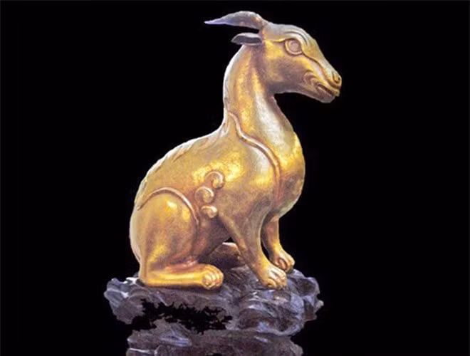 Tượng con giải trãi bằng vàng đời Minh Mạng: Đây là pho tượng linh thú duy nhất bằng vàng của triều Nguyễn hiện còn được ghi nhận từ trước tới nay. Tượng cao 12 cm, nặng 211,7 gram, được đưa ra đấu giá ở Reuil-Malmaison (Pháp) với giá khởi điểm là 12.000 euro. Ảnh: Philippe Truong