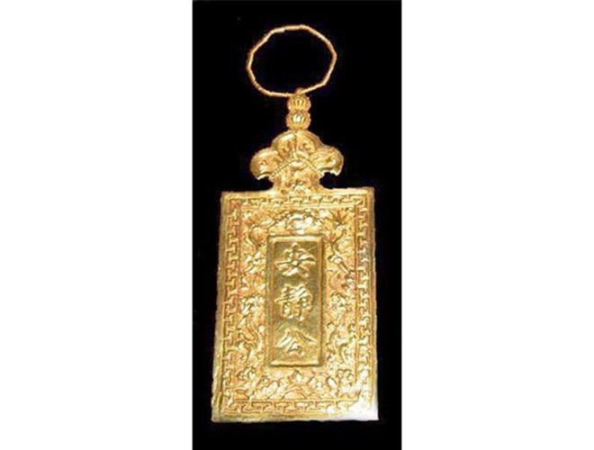 Kim bài khắc ba chữ Hán “An Tĩnh công”, triều Khải Định. Đây là những bảo vật quý hiếm của triều Nguyễn đã lưu lạc ra nước ngoài từ hàng chục, thậm chí cả trăm năm trước vì nhiều lý do khác nhau mà chúng ta chưa có cơ hội để “hồi hương” những cổ vật này về lại với Việt Nam. Ảnh: Philippe Truong.