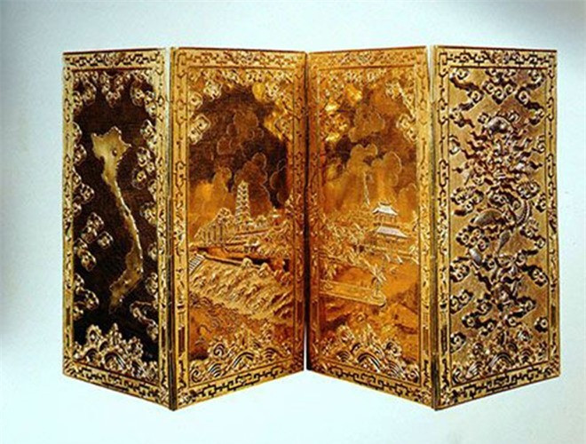 Trấn phong bằng vàng đời Khải Định: Trấn phong này thuộc bộ sưu tập của cựu hoàng Bảo Đại, đã được đưa ra bán đấu giá ở London vào năm 2008. Trấn phong gồm 4 tấm vàng liên kết với nhau. Ảnh: Philippe Truong