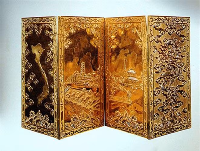 Trấn phong bằng vàng đời Khải Định: Trấn phong này thuộc bộ sưu tập của cựu hoàng Bảo Đại, đã được đưa ra bán đấu giá ở London vào năm 2008. Trấn phong gồm 4 tấm vàng liên kết với nhau. Ảnh: Philippe Truong