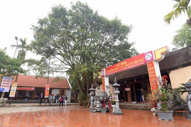 Lễ hội Kinh Dương Vương diễn ra từ ngày 14 đến 19 tháng giêng, trong đó chính hội là ngày 18 tháng giêng. Trong ngày này, các bô lão và nhân dân làng Á Lữ tiến hành lễ rước thủy tổ Kinh Dương Vương, đại đế Lạc Long Quân và hoàng hậu Âu Cơ từ lăng về lại đền thờ, tiến hành lễ tế cầu nhân khang vật thịnh mưa thuận gió hòa, quốc thái dân an.