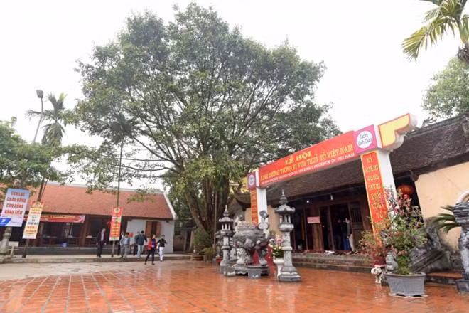 Lễ hội Kinh Dương Vương diễn ra từ ngày 14 đến 19 tháng giêng, trong đó chính hội là ngày 18 tháng giêng. Trong ngày này, các bô lão và nhân dân làng Á Lữ tiến hành lễ rước thủy tổ Kinh Dương Vương, đại đế Lạc Long Quân và hoàng hậu Âu Cơ từ lăng về lại đền thờ, tiến hành lễ tế cầu nhân khang vật thịnh mưa thuận gió hòa, quốc thái dân an.