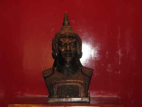 Theo sách "Giai thoại lịch sử Việt Nam", để lung lạc ý chí chiến đấu của quân Tống, Lý Thường Kiệt sai người đọc bài "Nam quốc sơn hà" trong đền thờ Trương Hống, Trương Hát ở sông Như Nguyệt (sông Cầu).