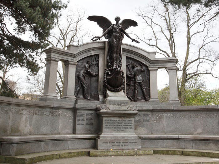 Đài tưởng niệm 25 kỹ sư đã hy sinh tại Southampton, Anh. Tất cả họ đã ở lại đến phút cuối cùng khi con tàu chìm hẳn, với những nỗ lực không mệt mỏi để phát tín hiệu cấp cứu, giữ cho đài phát thanh, máy bơm và điện vẫn chạy.