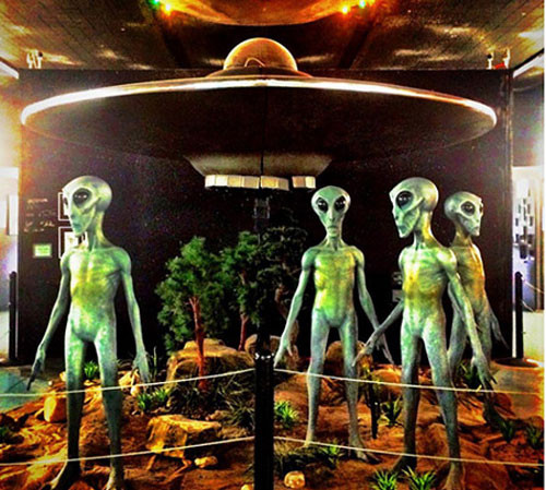  Bảo tàng người ngoài hành tinh ở Mỹ: Bảo tàng UFO ở Roswell, New Mexico, Mỹ là nơi trưng bày nhiều hiện vật liên quan đến sự kiện về vật thể bay không xác định (UFO). Nơi đây lưu giữ nhiều tài liệu về các trường hợp nhìn thấy UFO và các mô hình người ngoài hành tinh. Bảo tàng UFO và trung tâm nghiên cứu được Glenn Dennis thành lập năm 1991 ở Roswell, New Mexico, Mỹ.