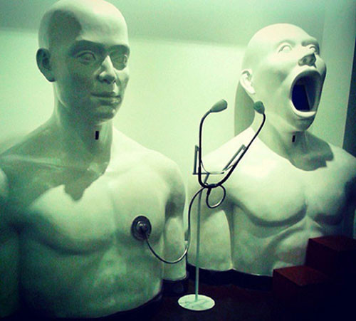  Bảo tàng pháp y Siriraj của Thái Lan: Bảo tàng này không dành cho những người yếu tim. Nó còn được gọi là bảo tàng của cái chết. Bao gồm các hiện vật như đầu người chẻ đôi, tay chân cụt lòi xương, bào thai dị dạng... Những hiện vật kinh khủng này cũng hứa hẹn sẽ mang lại những trải nghiệm khó quên khiến du khách tham quan phải một phen kinh hãi.