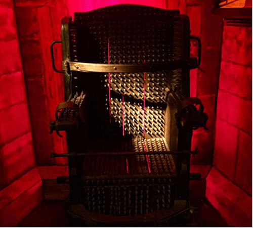  Bảo tàng tra tấn ở Amsterdam, Hà Lan: Bảo tàng này trưng bày hơn 1.000 dụng cụ tra tấn được con người sử dụng trong nhiều giai đoạn khác nhau. Một loạt những thiết bị ghê rợn được lưu giữ, từ các vật dụng nổi tiếng như máy chém, máy nghiền hộp sọ, răng cưa và cùm, đến các thiết bị tra tấn nhỏ hơn như ốc vít ngón tay, kẹp ngón, roi da... Bảo tàng tra tấn chắc chắn sẽ khiến du khách không khỏi rùng mình khi tận mục những dụng cụ tra tấn nổi tiếng qua các thời đại.