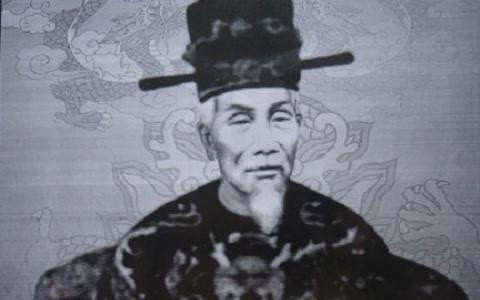 Theo những tài liệu còn lưu truyền đến nay, võ sư Cử Tốn tên thật Nguyễn Đình Trọng, sinh ra tại Hà Nội. Ông là dòng dõi với võ tướng Nguyễn Đình Tùng, người từng đỗ thủ khoa kỳ thi Đình dưới thời nhà Nguyễn.