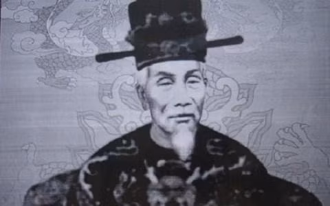 Theo những tài liệu còn lưu truyền đến nay, võ sư Cử Tốn tên thật Nguyễn Đình Trọng, sinh ra tại Hà Nội. Ông là dòng dõi với võ tướng Nguyễn Đình Tùng, người từng đỗ thủ khoa kỳ thi Đình dưới thời nhà Nguyễn.