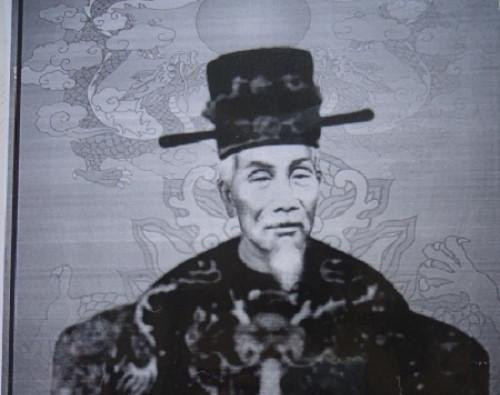 Mùi Đen là đệ tử của võ sư Cử Tốn. Cho rằng thầy trò Cử Tốn là mầm họa, thực dân Pháp nhiều lần tìm cách hãm hại. Võ sư Cử Tốn muốn môn sinh của mình diễn lại tích "Võ Tòng đả hổ" ngay trước mắt quần hùng để tạo thanh thế trước kẻ thù.