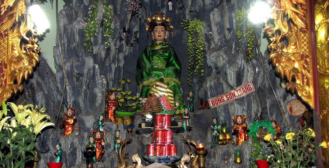 Thần tích và truyền thuyết ở vùng Bo (Yên Thế) cho biết: “Đệ nhị Nguyệt Hồ là bà Chúa Bói dưới thời Hùng Vương. Tương truyền, chúa bà Nguyệt Hồ vốn người thôn nữ ở đất Bắc Giang. Sau khi học được phép thuật, bà dành hết cuộc đời mình để làm phúc cho dân lành. Mỗi lần ra trận, vua đều cho người đến thỉnh cầu, nhờ chúa bà bấm đốt tay, xem lành dữ và hỏi chuyện quân cơ, mưu lược, bày binh bố trận”.