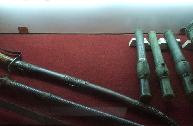  Song thần côn: Đó là hai cây côn của võ tướng Võ Đình Tú và Đặng Xuân Phong. Ngân côn của tướng quân Võ Đình Tú màu trắng được rèn bằng bạch thiết, rất chắc và khá nặng, phải hai người khiêng. Tương truyền, Võ Đình Tú múa côn dưới mưa, người không dính giọt nước. Thiết côn của tướng quân Đặng Xuân Phong màu đen, nặng như ngân côn. Ngân côn và thiết côn chỉ lớn bằng cổ tay, dài quá đầu, song rất nặng.